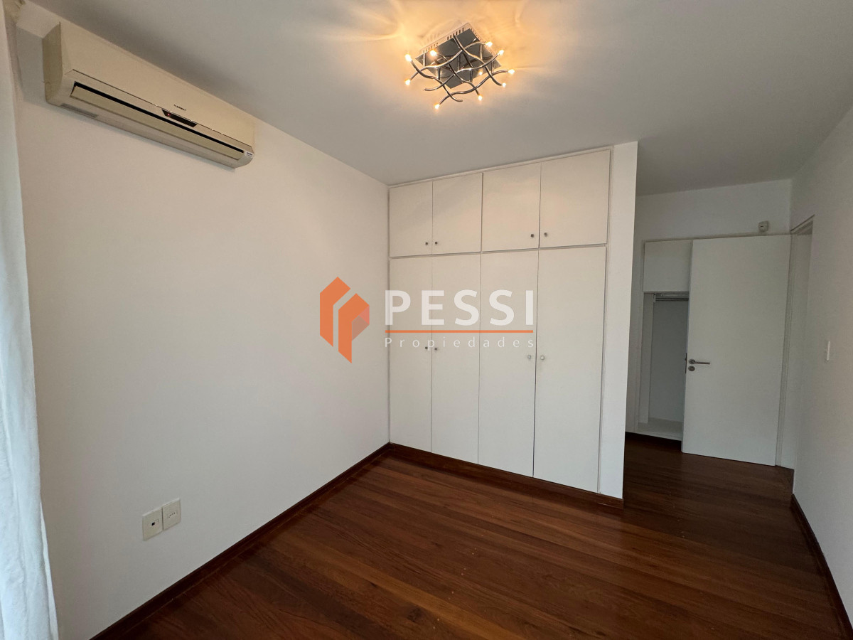 Casa ID.2444 - Venta casa excepcional de 4 dormitorios, garage y espacio verde en Punta Carretas