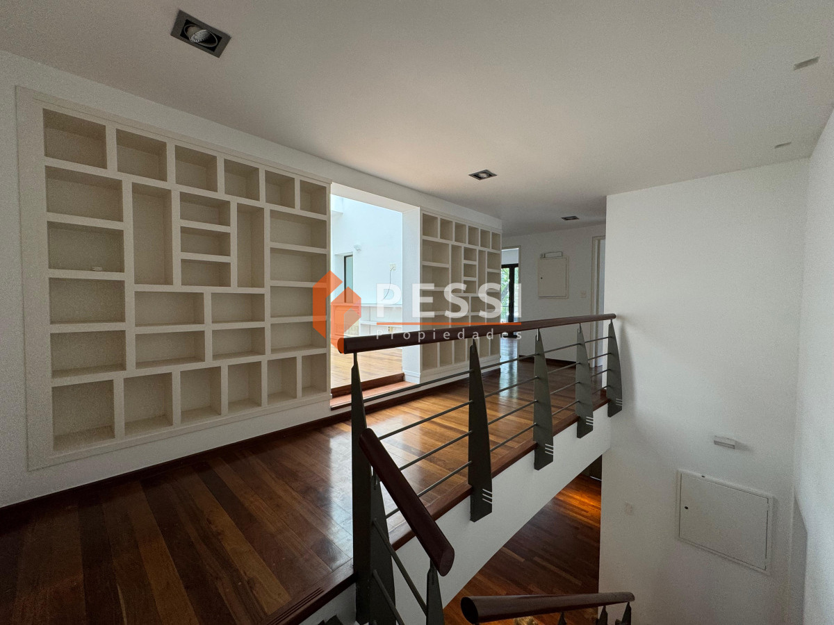 Casa ID.2444 - Venta casa excepcional de 4 dormitorios, garage y espacio verde en Punta Carretas