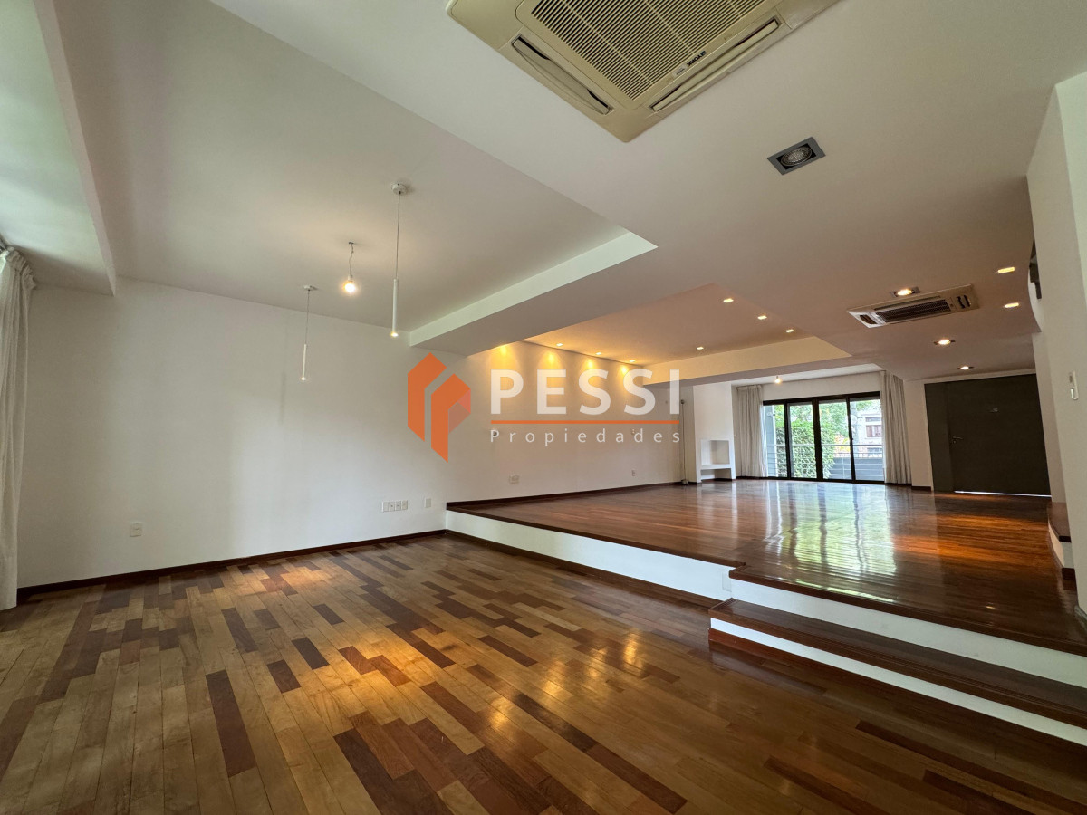 Casa ID.2444 - Venta casa excepcional de 4 dormitorios, garage y espacio verde en Punta Carretas