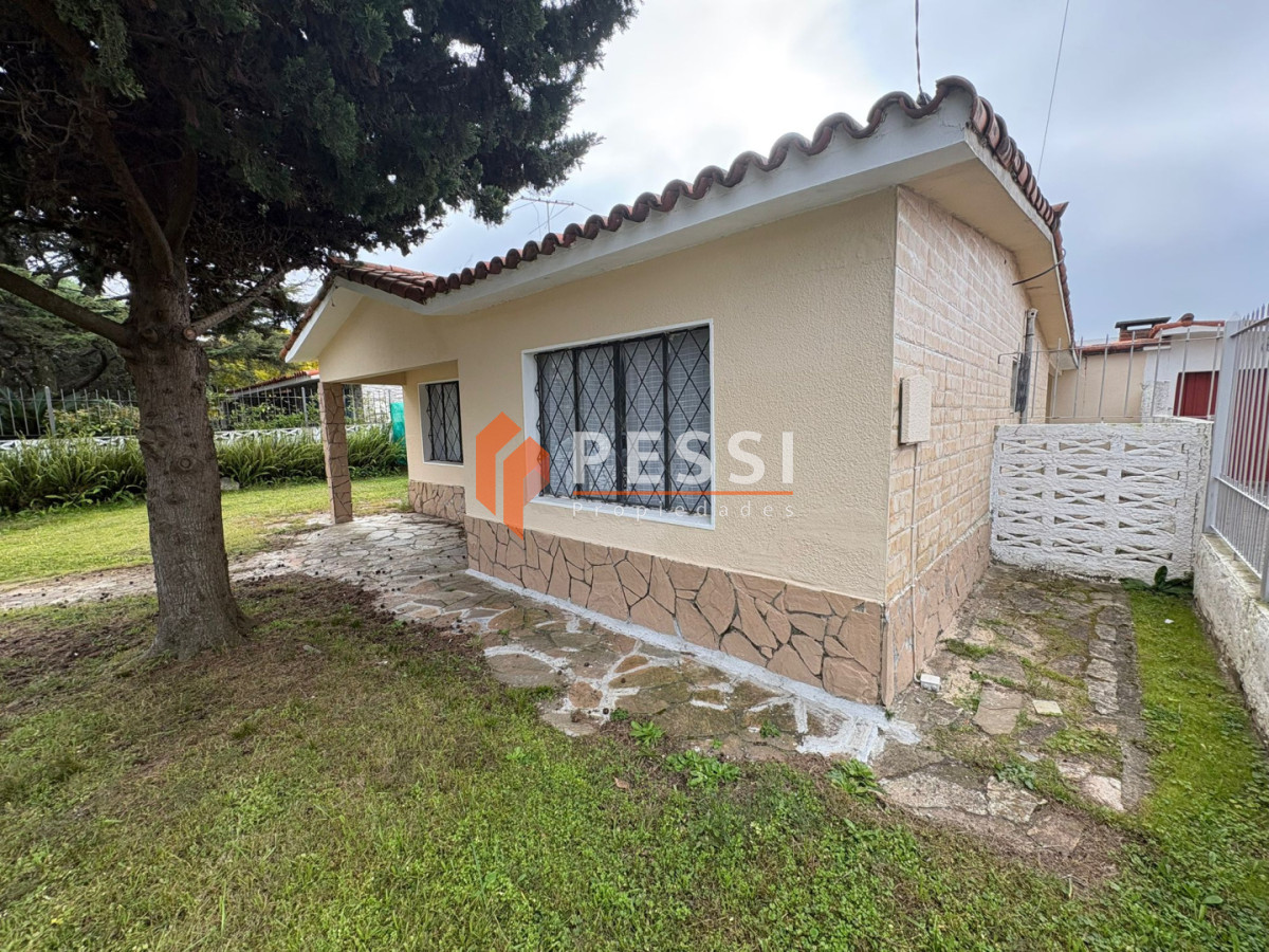 Casa ID.2565/Venta-casa-2-dormitorios-con-muy-buen-terreno-en-Lagomar - Venta casa 2 dormitorios con muy buen terreno en Lagomar
