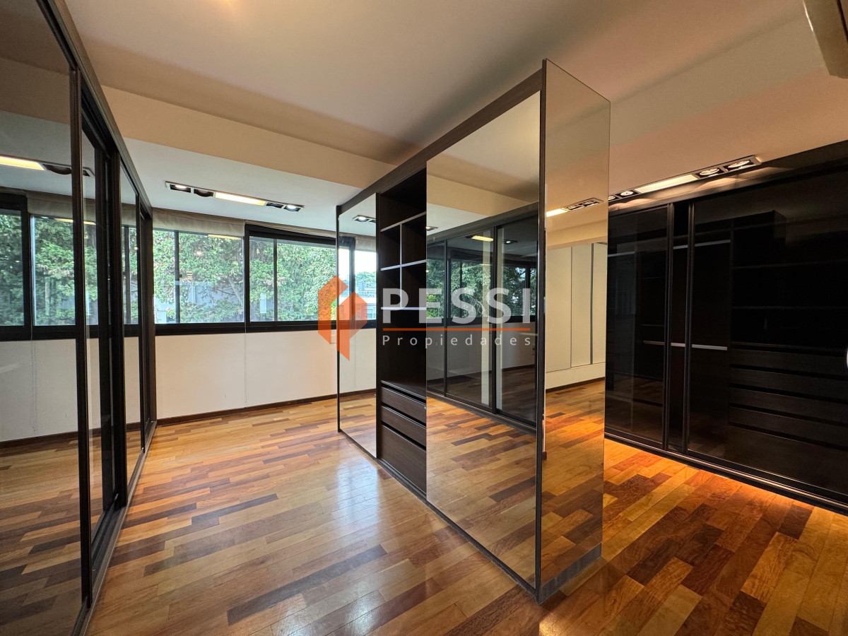 Casa ID.2444 - Venta casa excepcional de 4 dormitorios, garage y espacio verde en Punta Carretas