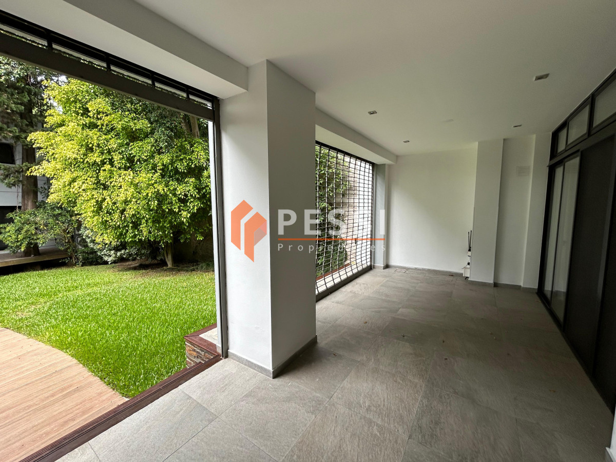 Casa ID.2444 - Venta casa excepcional de 4 dormitorios, garage y espacio verde en Punta Carretas