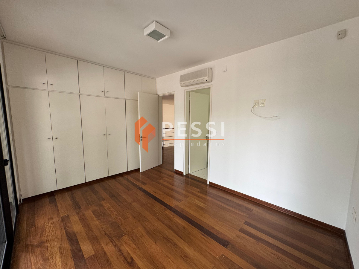 Casa ID.2444 - Venta casa excepcional de 4 dormitorios, garage y espacio verde en Punta Carretas