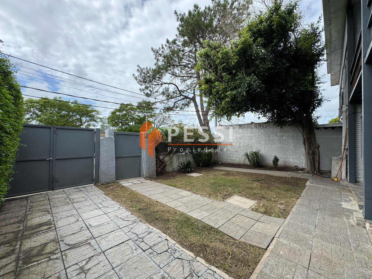 Casa ID.1292 - Alquiler Casa 2 dormitorios con garage y jardín en Carrasco 