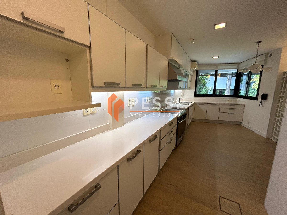 Casa ID.2444 - Venta casa excepcional de 4 dormitorios, garage y espacio verde en Punta Carretas