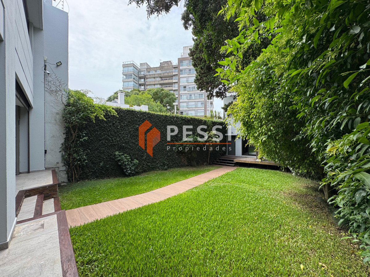 Casa ID.2444 - Venta casa excepcional de 4 dormitorios, garage y espacio verde en Punta Carretas