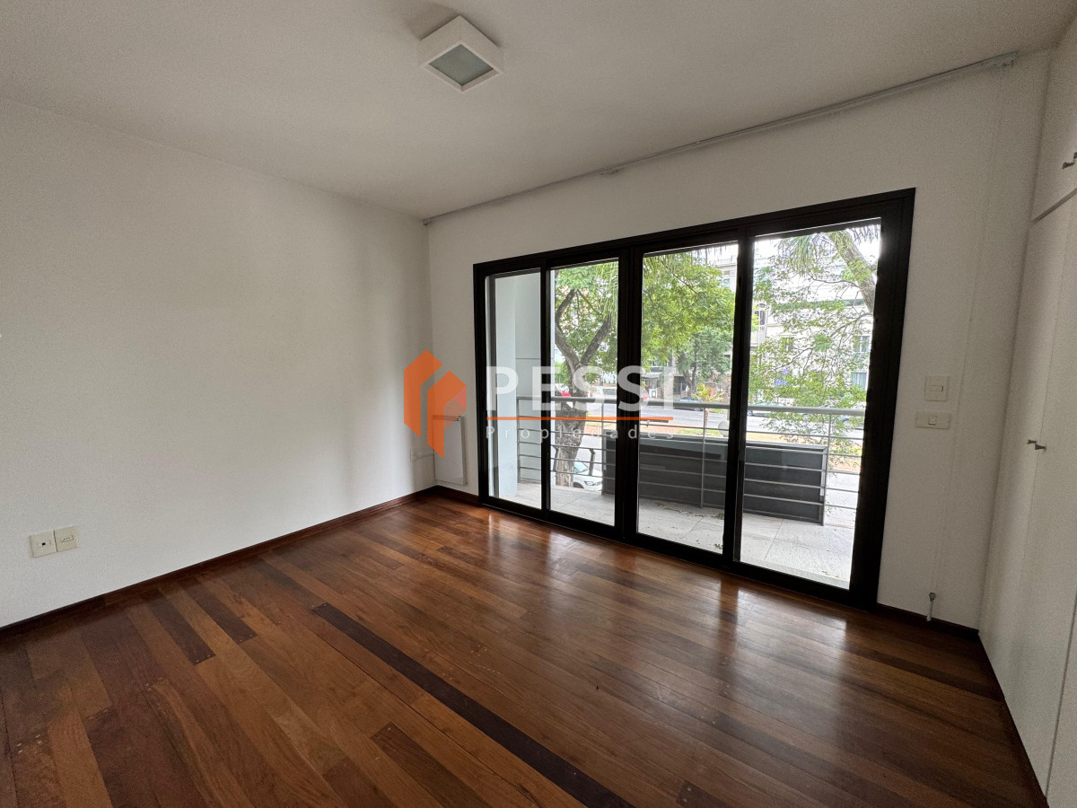 Casa ID.2444 - Venta casa excepcional de 4 dormitorios, garage y espacio verde en Punta Carretas