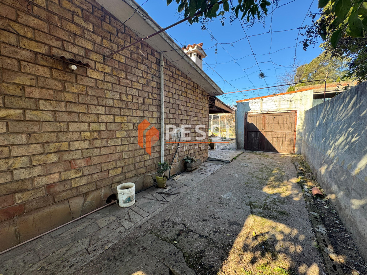 Casa ID.2463/Venta-casa-de-2-dormitorios-con-garage-y-gran-terreno-en-Sayago - Venta casa de 2 dormitorios con garage y gran terreno en Sayago