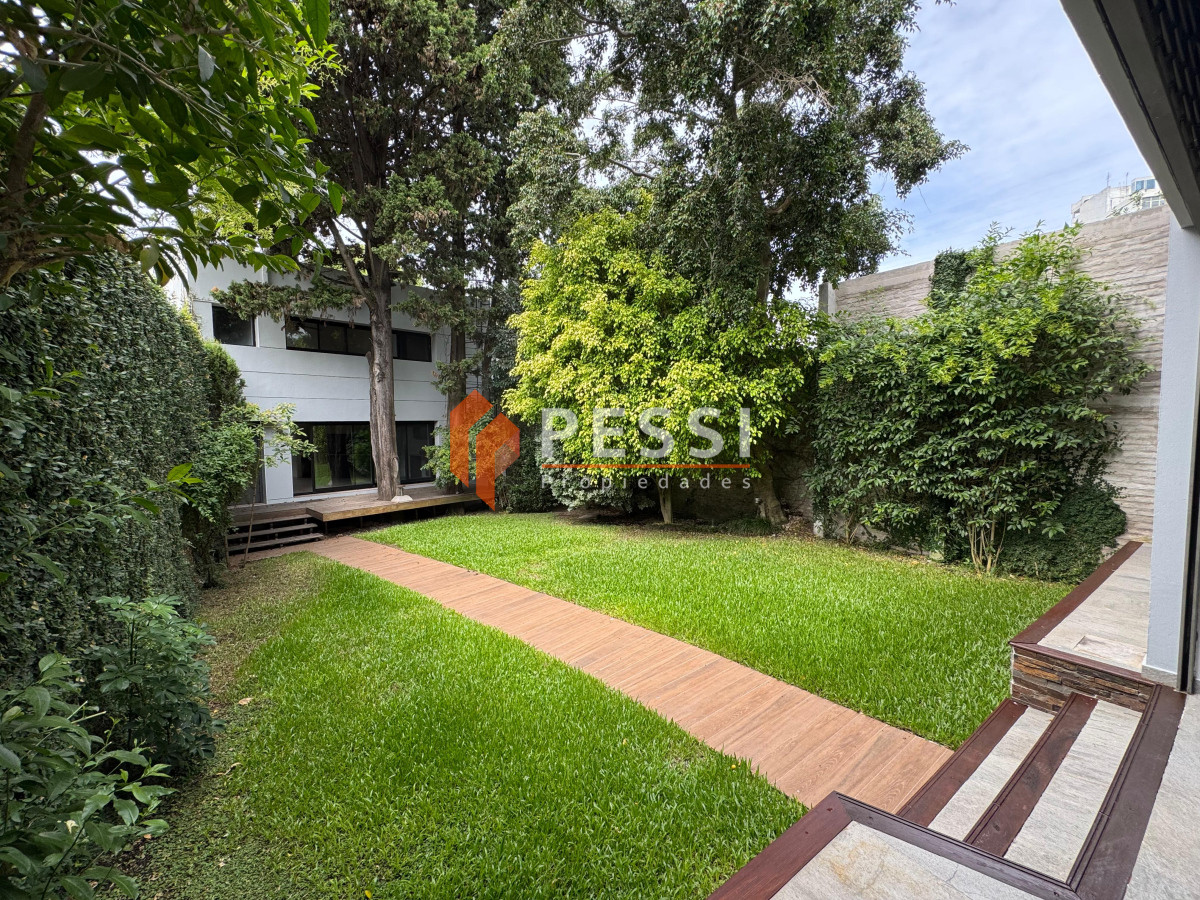 Casa ID.2444 - Venta casa excepcional de 4 dormitorios, garage y espacio verde en Punta Carretas