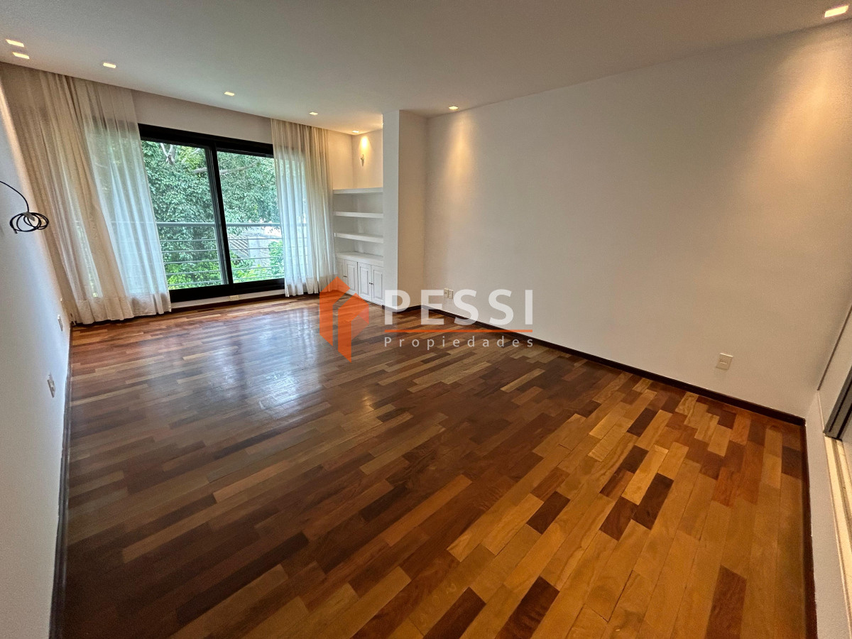 Casa ID.2444 - Venta casa excepcional de 4 dormitorios, garage y espacio verde en Punta Carretas