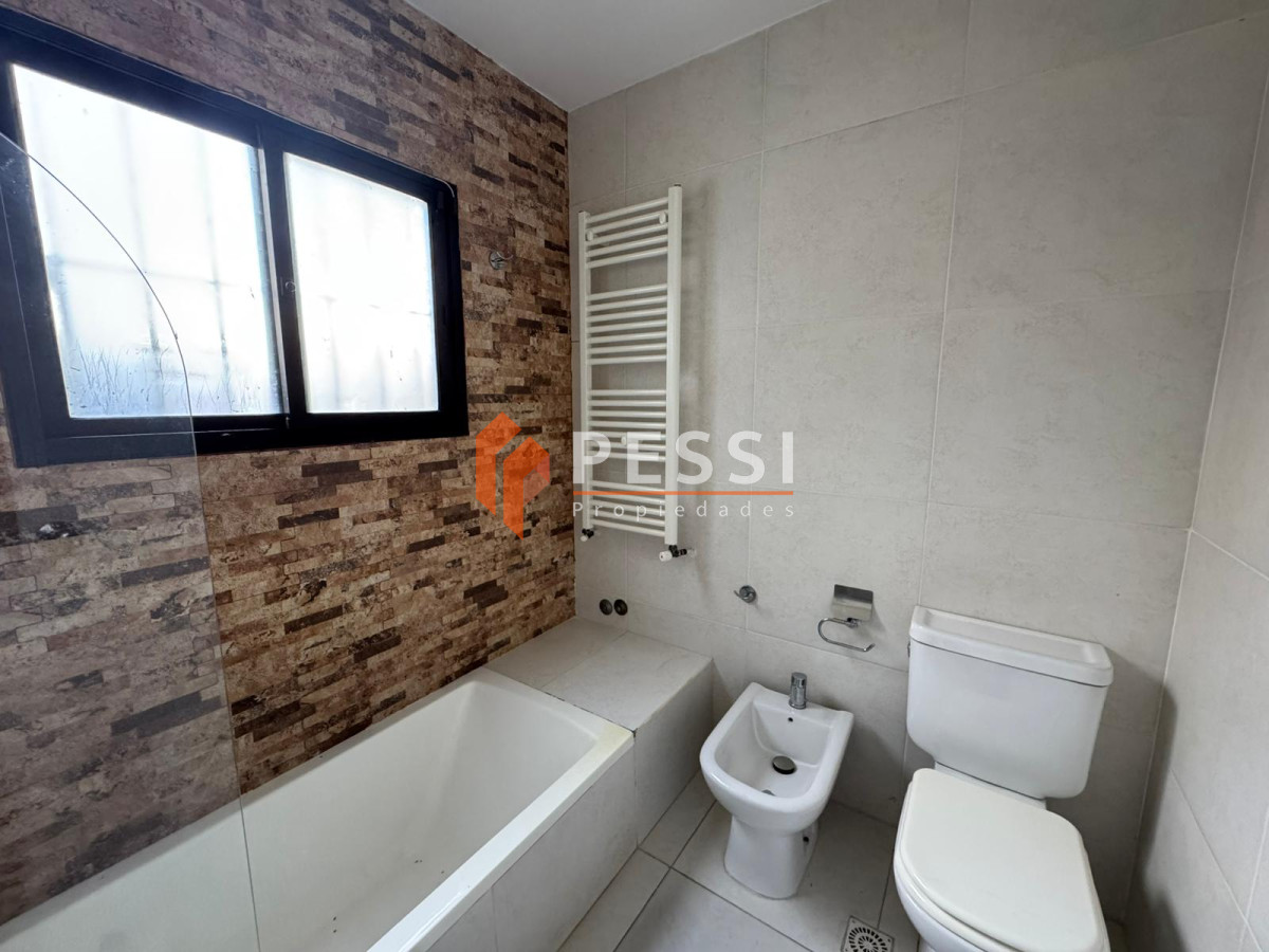 Casa ID.2498 - Alquiler Casa 3 dormitorios con parrillero y garage en Parque Miramar