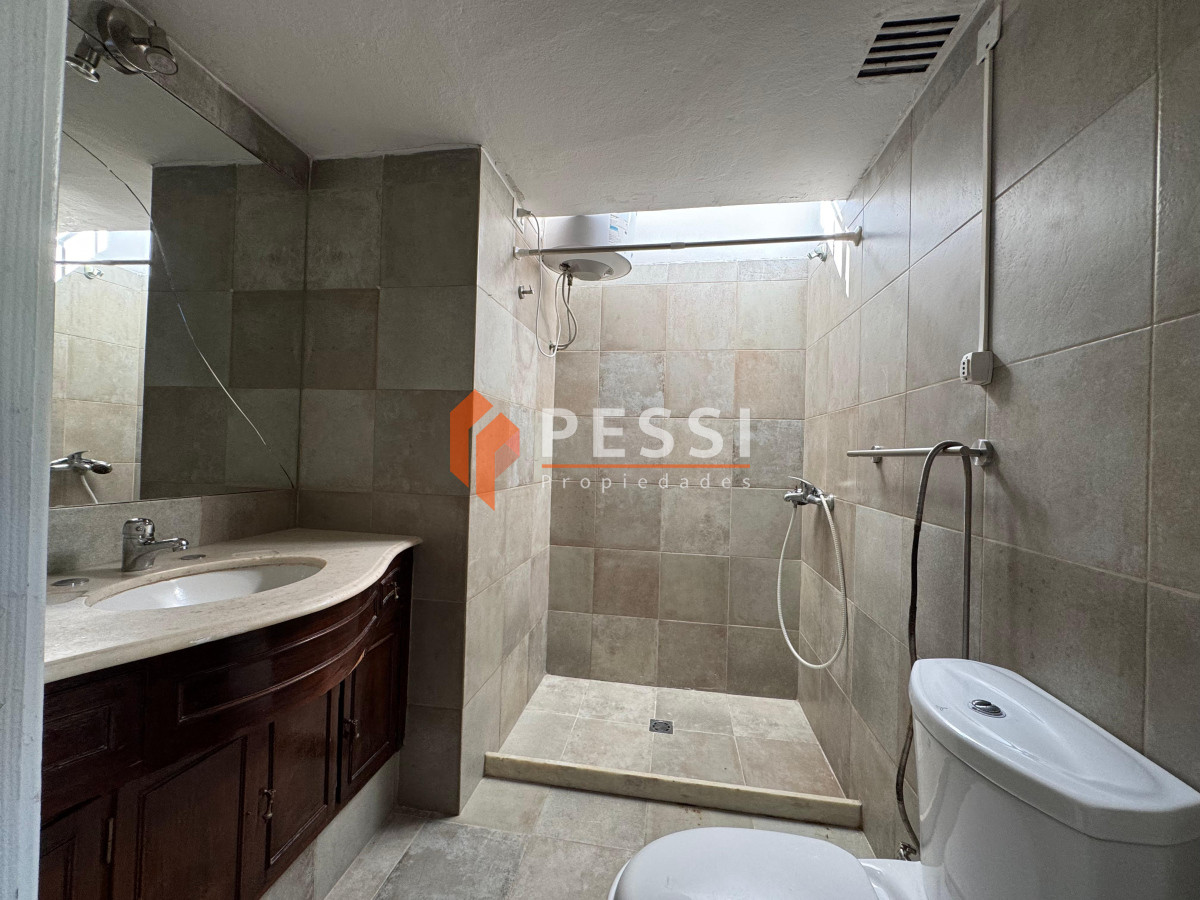 Casa ID.1292 - Alquiler Casa 2 dormitorios con garage y jardín en Carrasco 