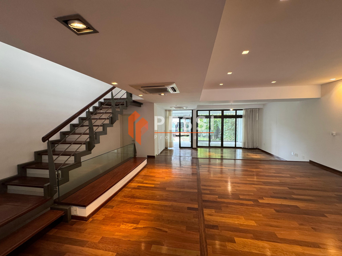 Casa ID.2444 - Venta casa excepcional de 4 dormitorios, garage y espacio verde en Punta Carretas