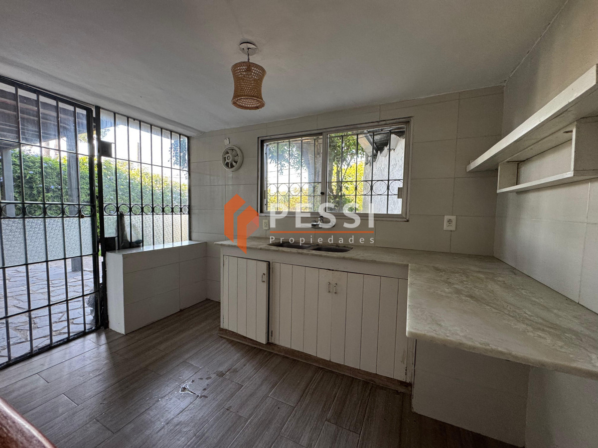 Casa ID.1292 - Alquiler Casa 2 dormitorios con garage y jardín en Carrasco 