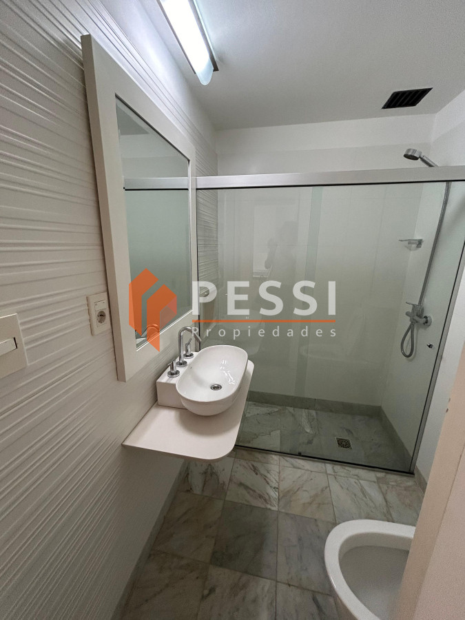Casa ID.2444 - Venta casa excepcional de 4 dormitorios, garage y espacio verde en Punta Carretas