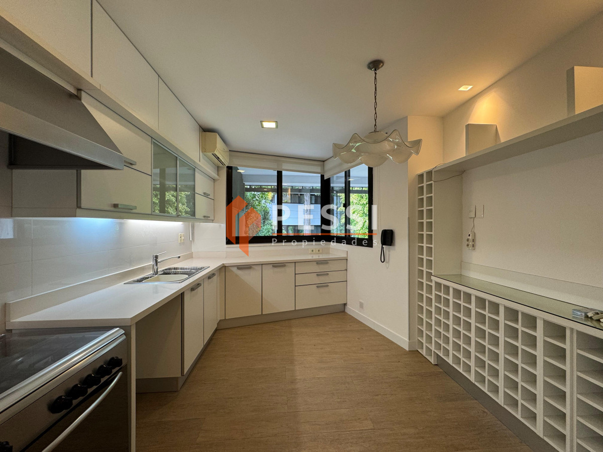 Casa ID.2444 - Venta casa excepcional de 4 dormitorios, garage y espacio verde en Punta Carretas