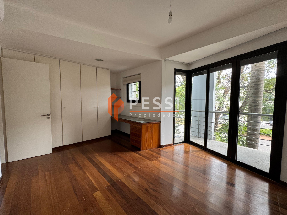 Casa ID.2444 - Venta casa excepcional de 4 dormitorios, garage y espacio verde en Punta Carretas