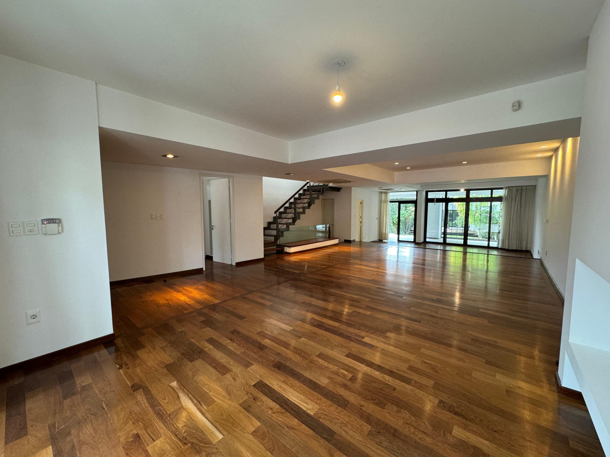 Venta casa excepcional de 4 dormitorios, garage y espacio verde en Punta Carretas