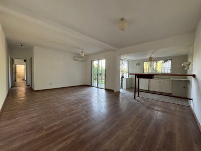 Alquiler Casa 2 dormitorios con garage y jardín en Carrasco 