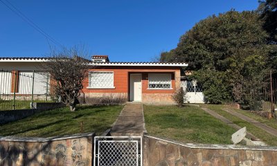 Venta casa de 2 dormitorios con garage y gran terreno en Peñarol
