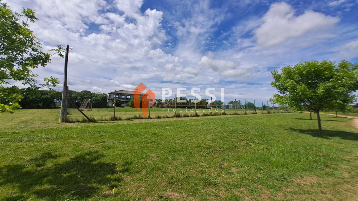 Chacra ID.2612/Venta-chacra-de-5,2-hectáreas-con-infreastructura-deportiva-y-edificaciones-en-Paso-de-la-Arena - Venta chacra de 5,2 hectáreas con infreastructura deportiva y edificaciones en Paso de la Arena