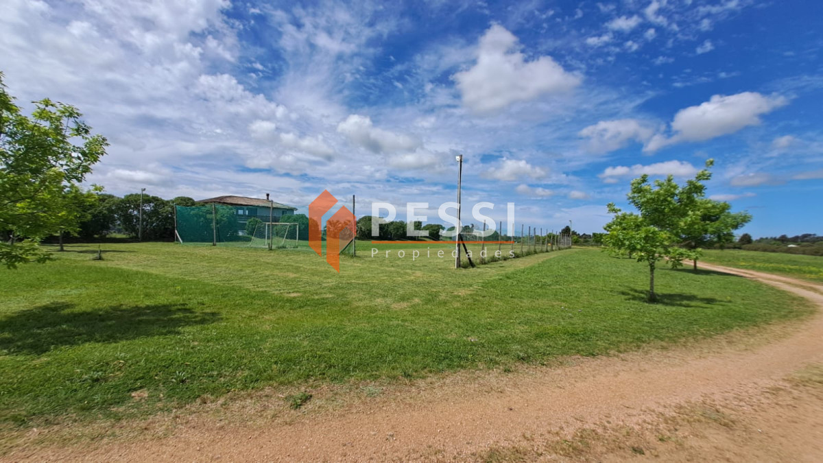 Chacra ID.2612/Venta-chacra-de-5,2-hectáreas-con-infreastructura-deportiva-y-edificaciones-en-Paso-de-la-Arena - Venta chacra de 5,2 hectáreas con infreastructura deportiva y edificaciones en Paso de la Arena