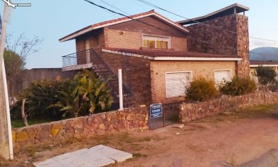 Se vende casa de gran porte, ubicada en la entrada de la ciudad de Pan de Azúcar, Departamento de Maldonado.