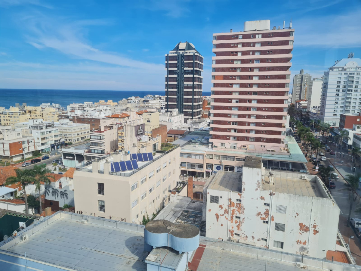 Se vende apartamento de 2 dormitorios en Punta del Este, en pleno centro de la península.