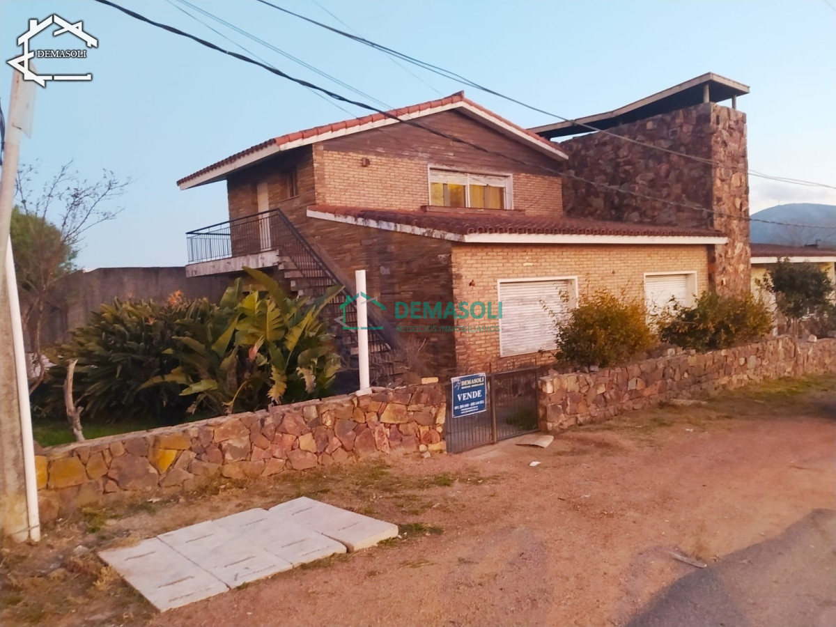 Casa ID.178 - Se vende casa de gran porte, ubicada en la entrada de la ciudad de Pan de Azúcar, Departamento de Maldonado. 