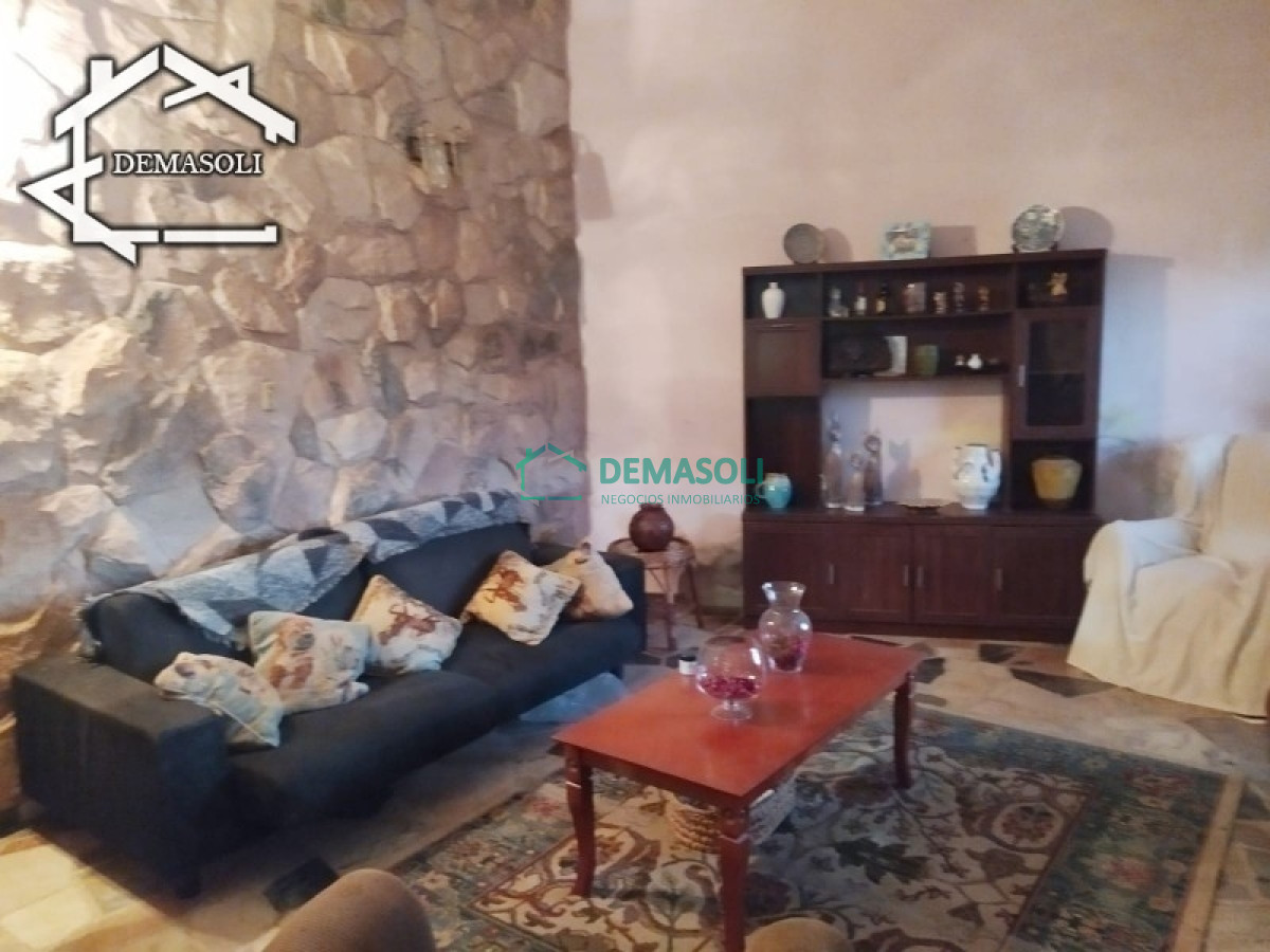 Casa ID.178 - Se vende casa de gran porte, ubicada en la entrada de la ciudad de Pan de Azúcar, Departamento de Maldonado. 