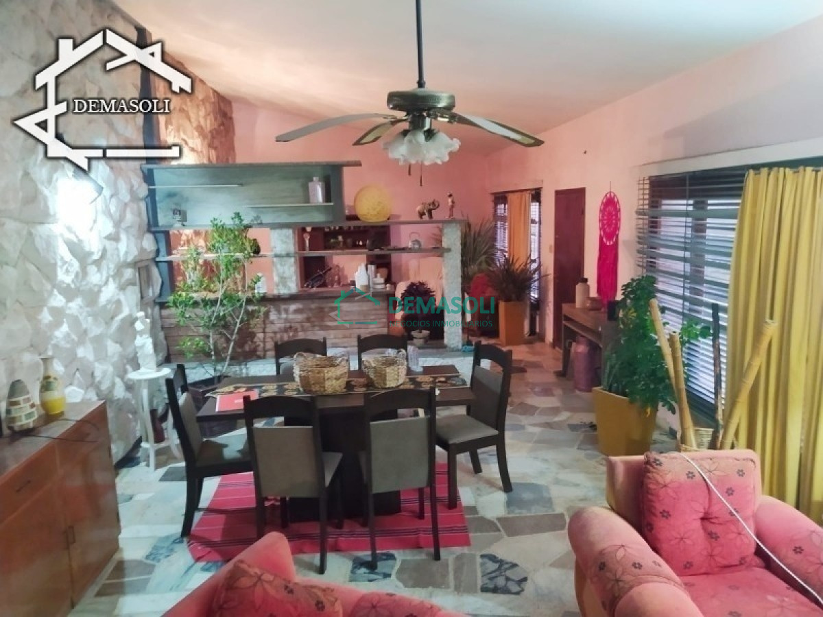 Casa ID.178 - Se vende casa de gran porte, ubicada en la entrada de la ciudad de Pan de Azúcar, Departamento de Maldonado. 