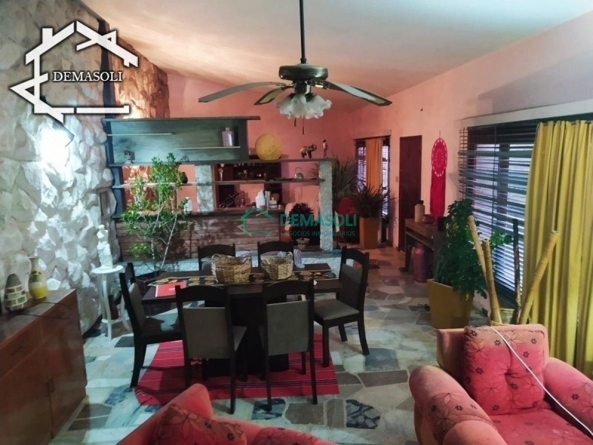 Casa ID.178 - Se vende casa de gran porte, ubicada en la entrada de la ciudad de Pan de Azúcar, Departamento de Maldonado. 