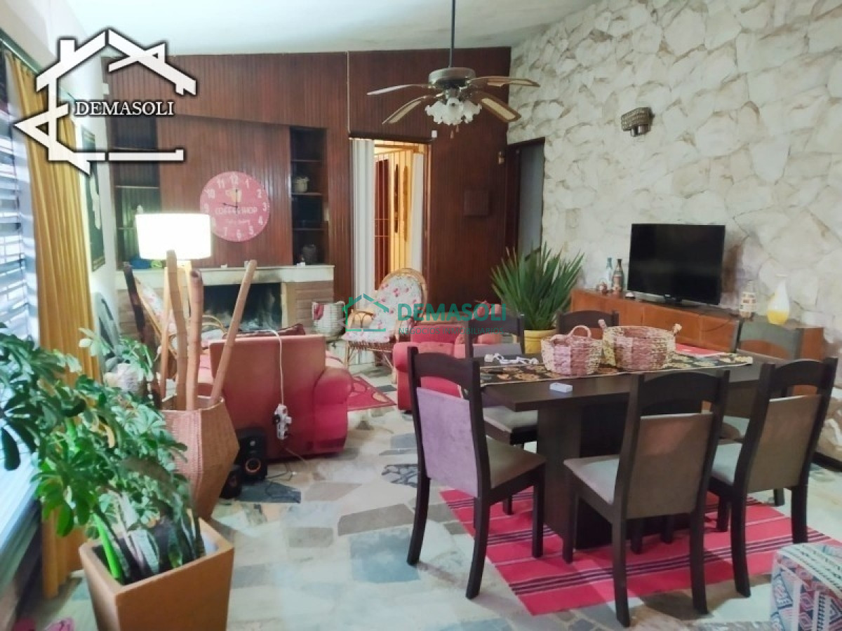 Casa ID.178 - Se vende casa de gran porte, ubicada en la entrada de la ciudad de Pan de Azúcar, Departamento de Maldonado. 