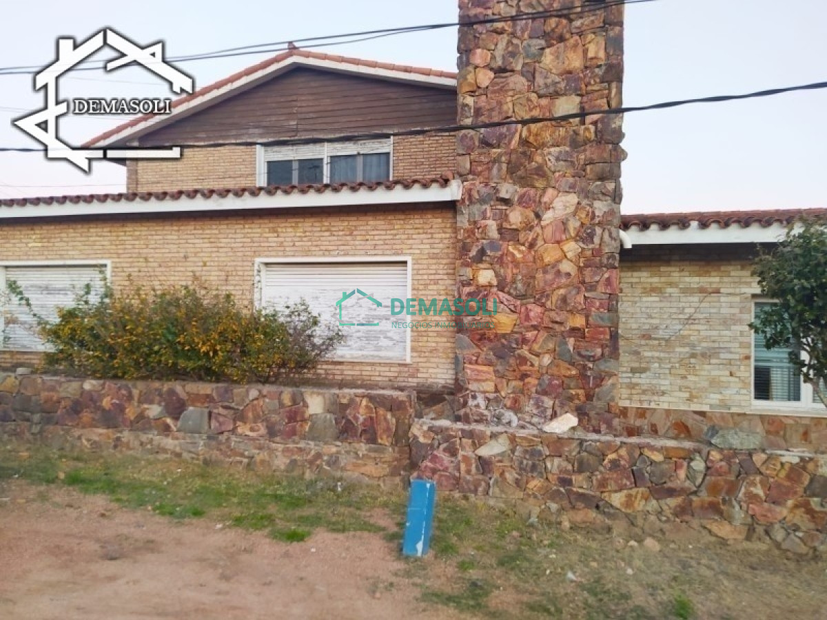 Casa ID.178 - Se vende casa de gran porte, ubicada en la entrada de la ciudad de Pan de Azúcar, Departamento de Maldonado. 