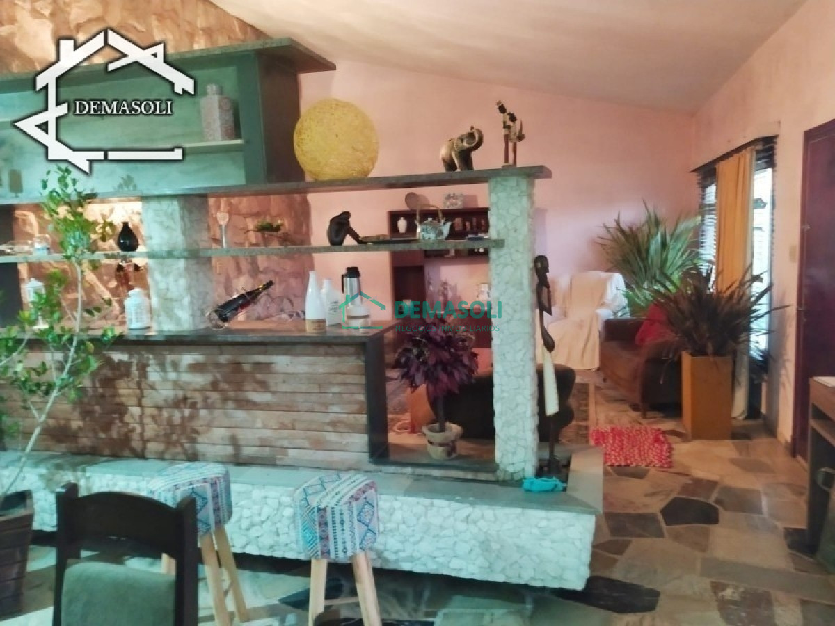 Casa ID.178 - Se vende casa de gran porte, ubicada en la entrada de la ciudad de Pan de Azúcar, Departamento de Maldonado. 