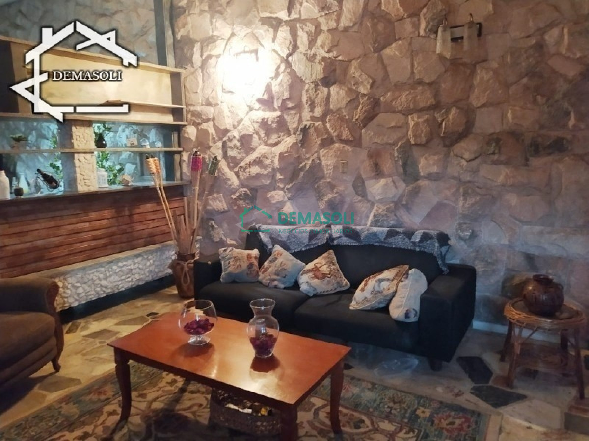 Casa ID.178 - Se vende casa de gran porte, ubicada en la entrada de la ciudad de Pan de Azúcar, Departamento de Maldonado. 
