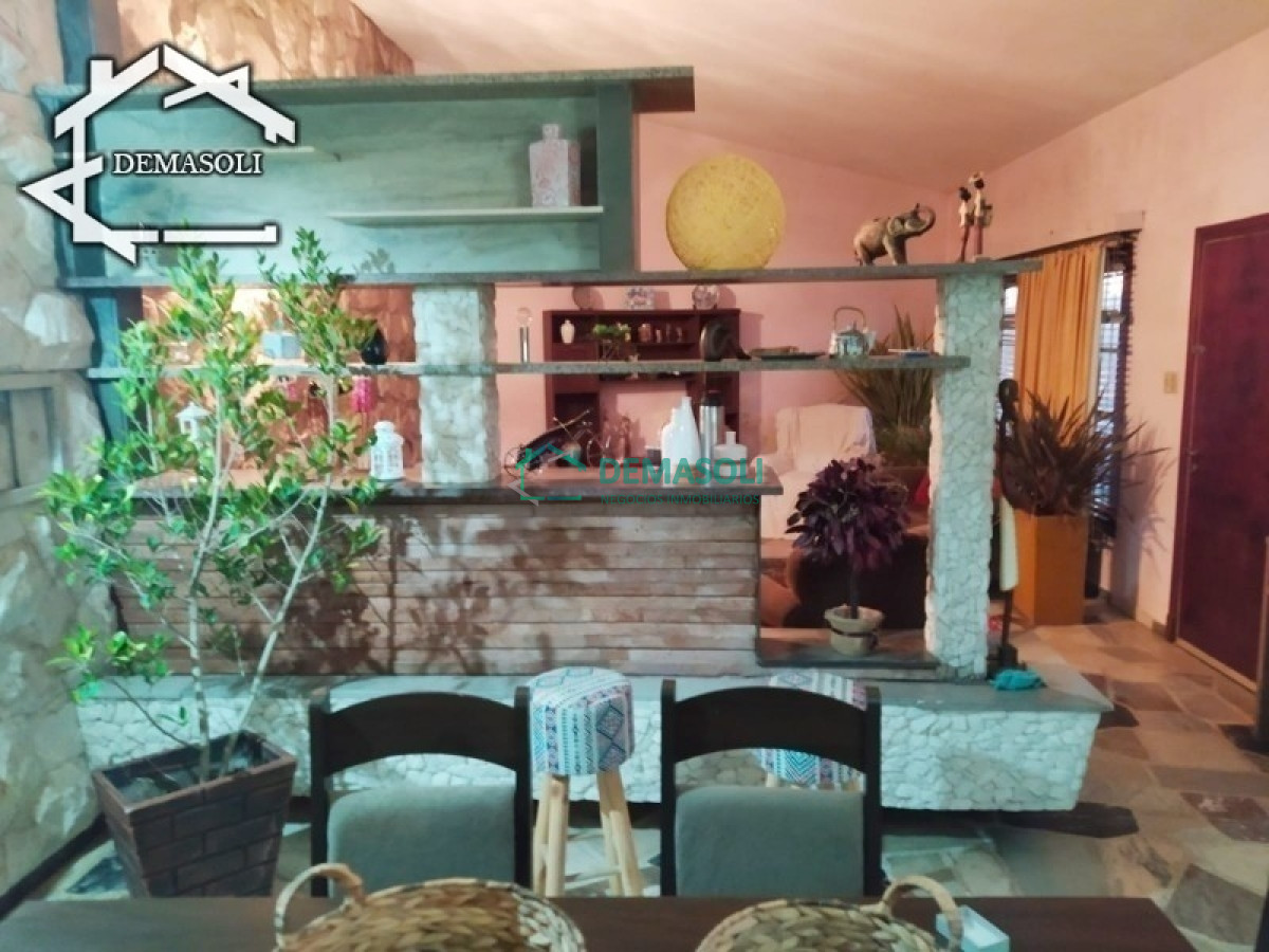 Casa ID.178 - Se vende casa de gran porte, ubicada en la entrada de la ciudad de Pan de Azúcar, Departamento de Maldonado. 