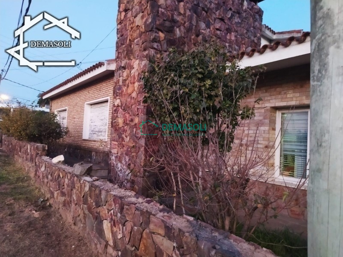 Casa ID.178 - Se vende casa de gran porte, ubicada en la entrada de la ciudad de Pan de Azúcar, Departamento de Maldonado. 