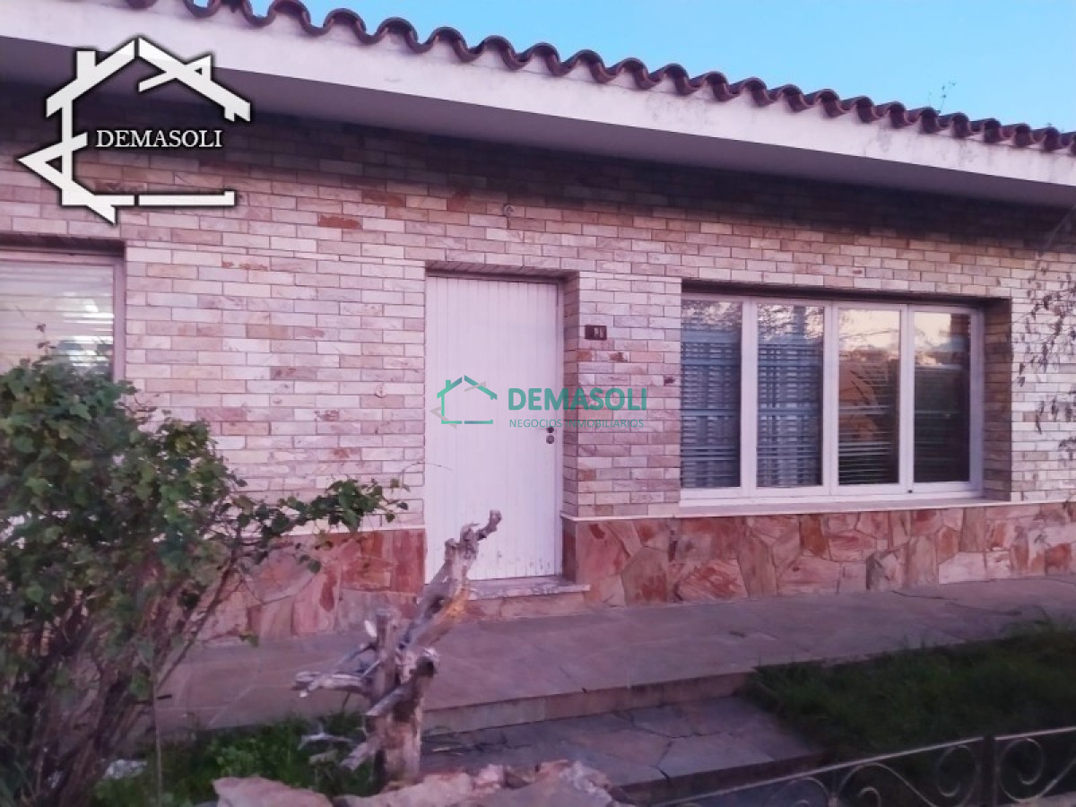 Casa ID.178 - Se vende casa de gran porte, ubicada en la entrada de la ciudad de Pan de Azúcar, Departamento de Maldonado. 