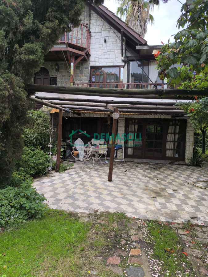 Casa ID.1249 - Se vende hermosa casona de estilo europeoubicada a pocos metros del mar, Playa Hermosa, 1100 M2 de terreno