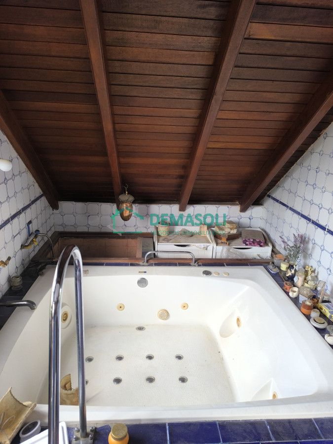 Casa ID.1249 - Se vende hermosa casona de estilo europeoubicada a pocos metros del mar, Playa Hermosa, 1100 M2 de terreno