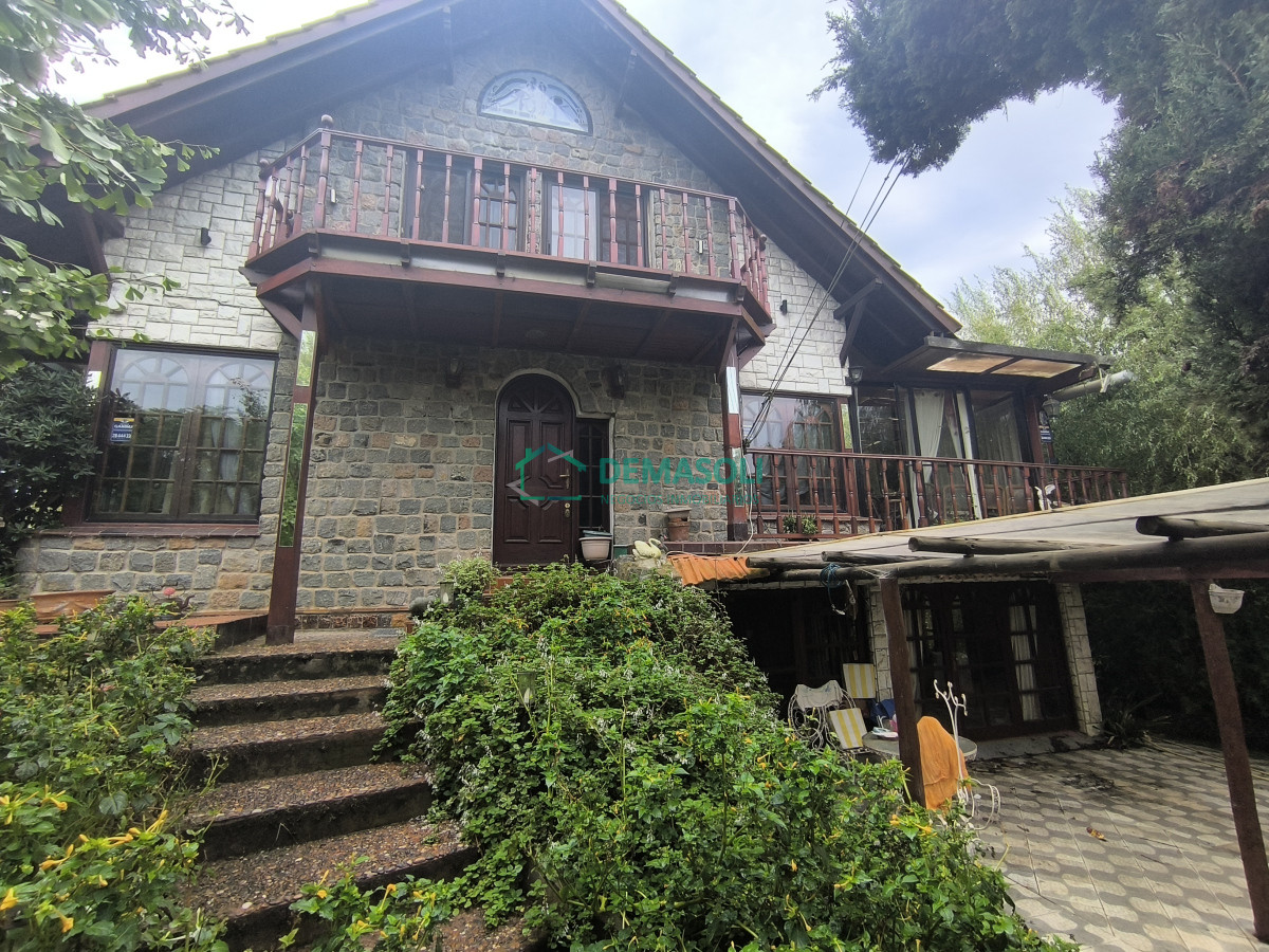 Casa ID.1249 - Se vende hermosa casona de estilo europeoubicada a pocos metros del mar, Playa Hermosa, 1100 M2 de terreno