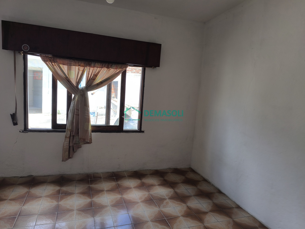 Casa ID.1178 - Se vende casa de 2 dormitorios en San Carlos, con apartamento al fondo.