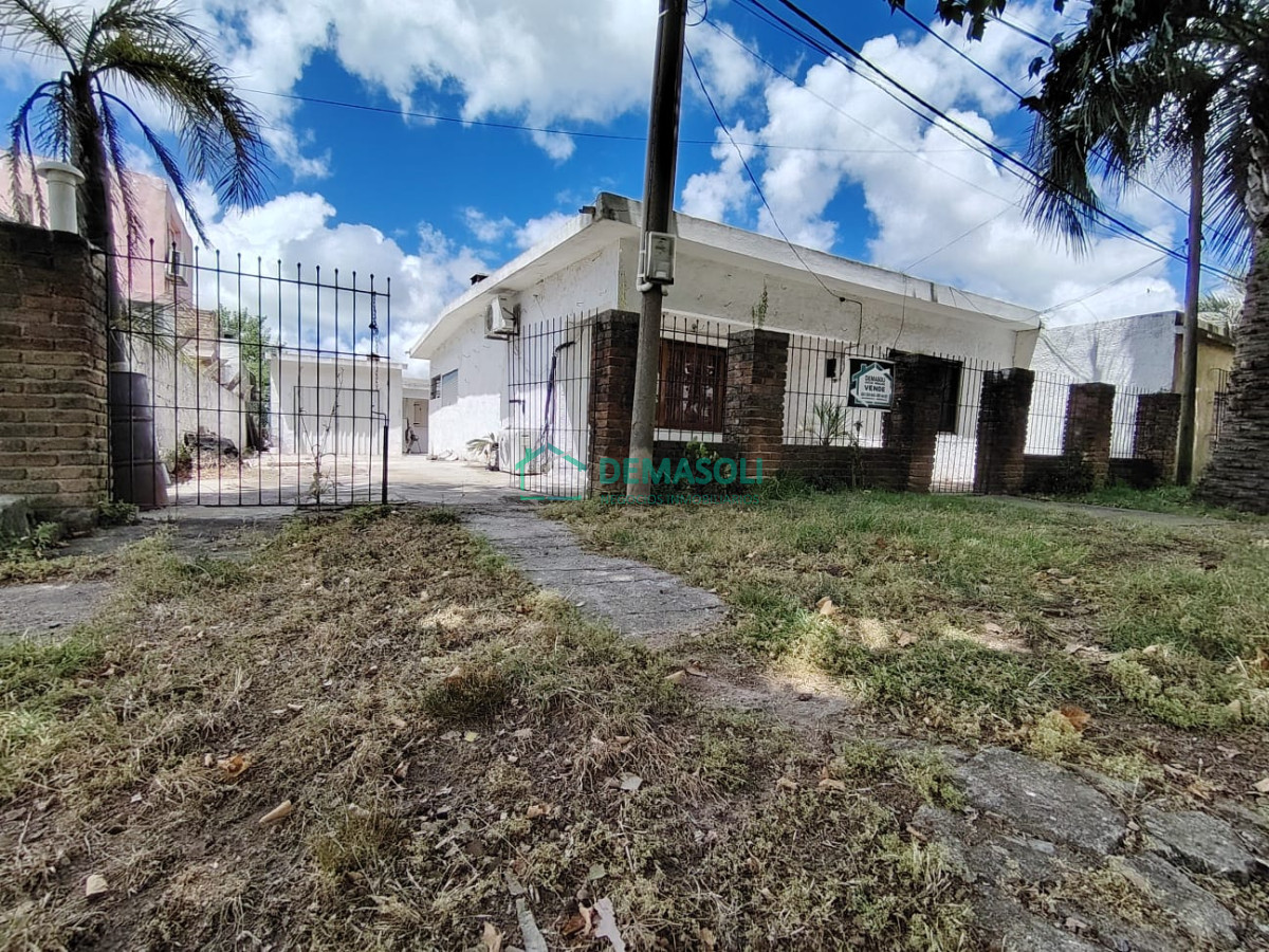 Casa ID.1178 - Se vende casa de 2 dormitorios en San Carlos, con apartamento al fondo.