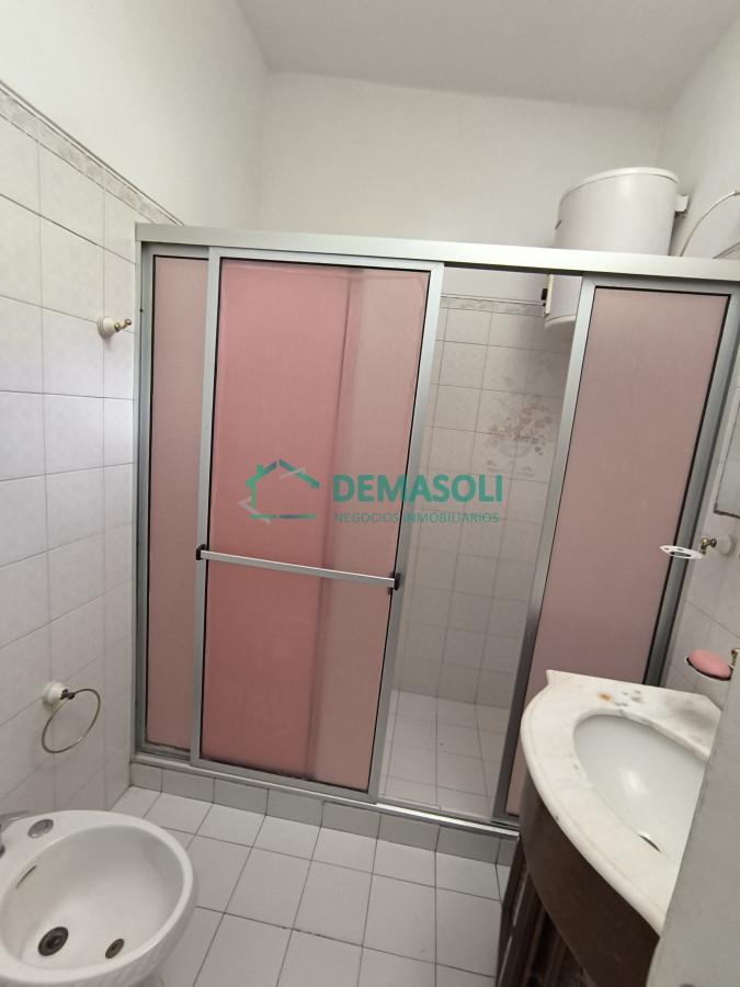 Casa ID.1178 - Se vende casa de 2 dormitorios en San Carlos, con apartamento al fondo.