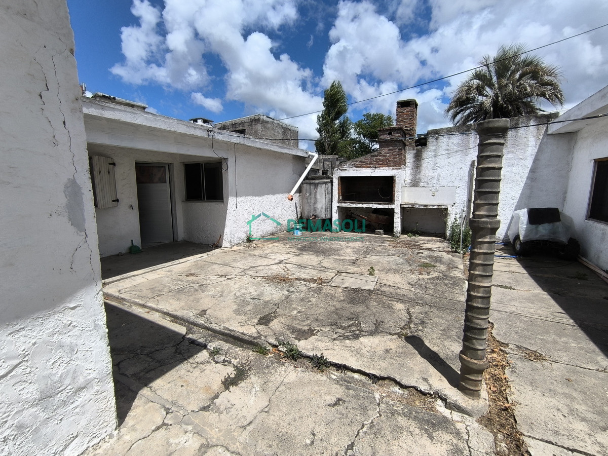 Casa ID.1178 - Se vende casa de 2 dormitorios en San Carlos, con apartamento al fondo.