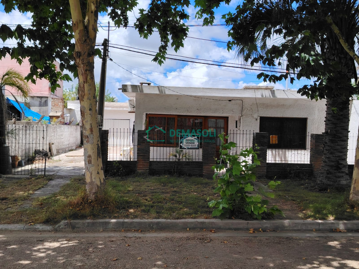 Casa ID.1178 - Se vende casa de 2 dormitorios en San Carlos, con apartamento al fondo.