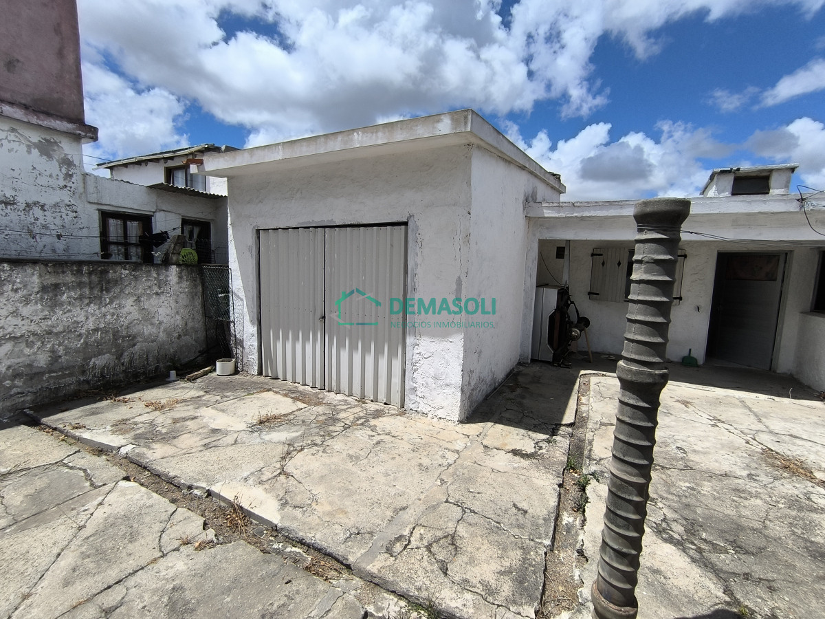 Casa ID.1178 - Se vende casa de 2 dormitorios en San Carlos, con apartamento al fondo.