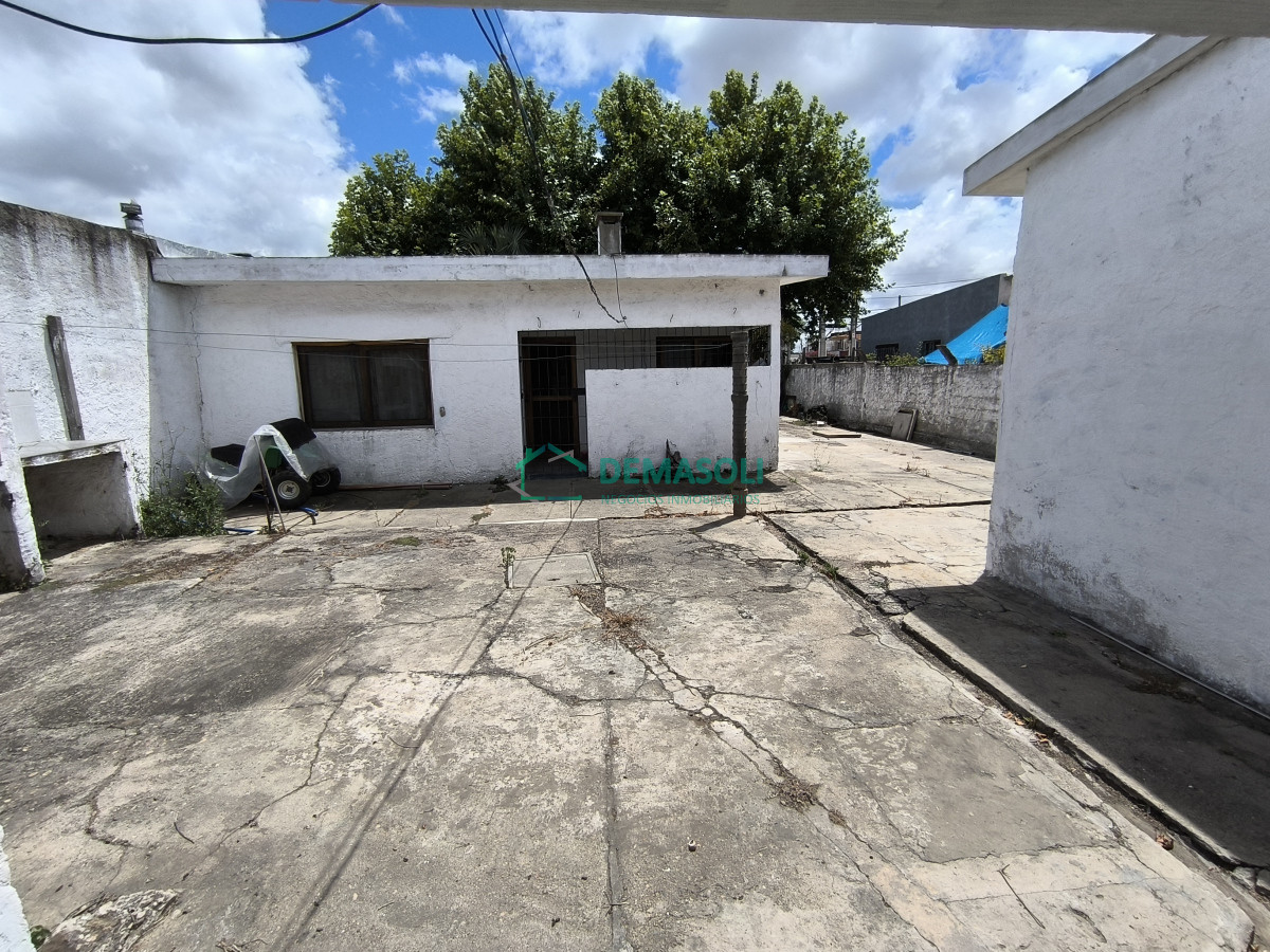 Casa ID.1178 - Se vende casa de 2 dormitorios en San Carlos, con apartamento al fondo.