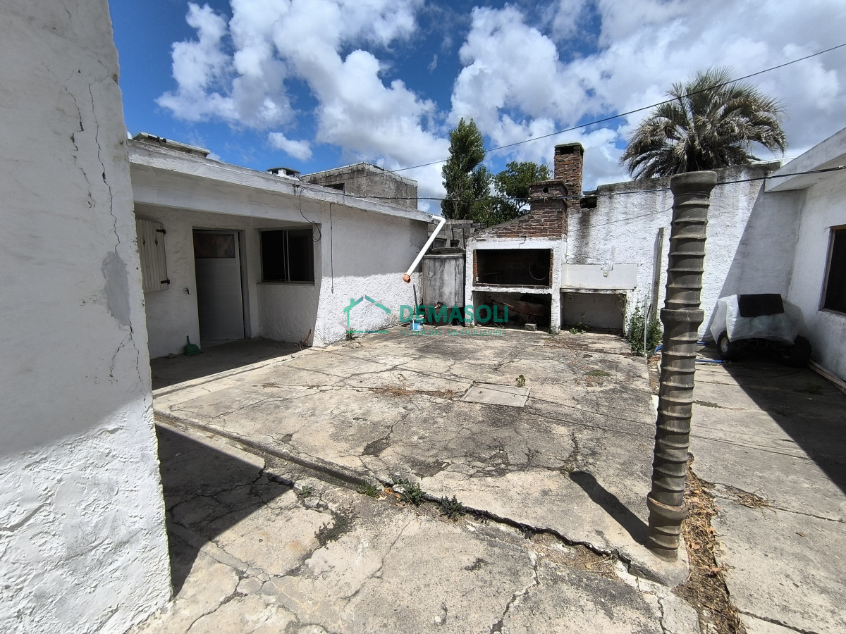 Casa ID.1178 - Se vende casa de 2 dormitorios en San Carlos, con apartamento al fondo.